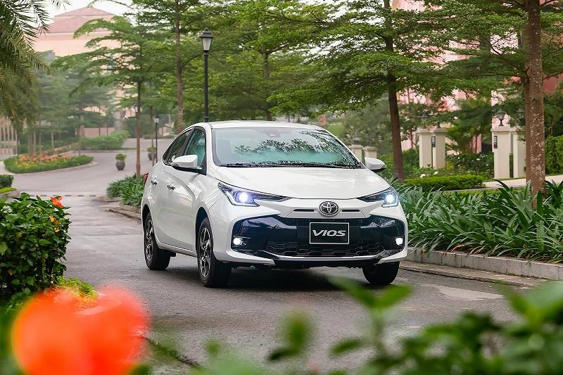 Toyota Vios màu trắng trên đường phố