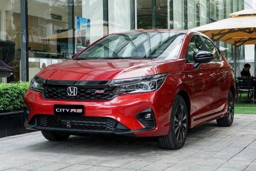 Honda City màu đỏ đậu bên đường