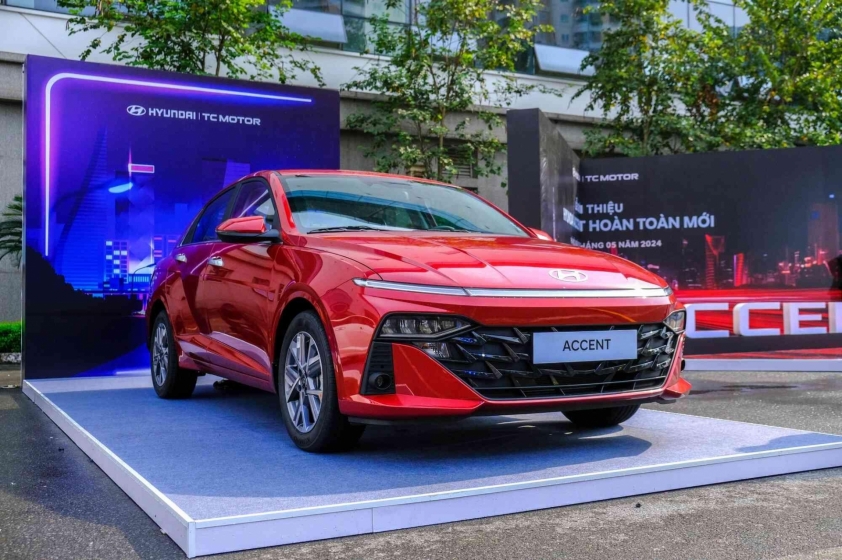 Hyundai Accent màu xám trên phố