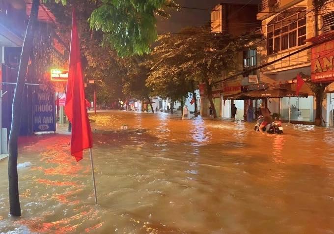 Các tuyến phố Hà Nội ngập sâu sau mưa lớn