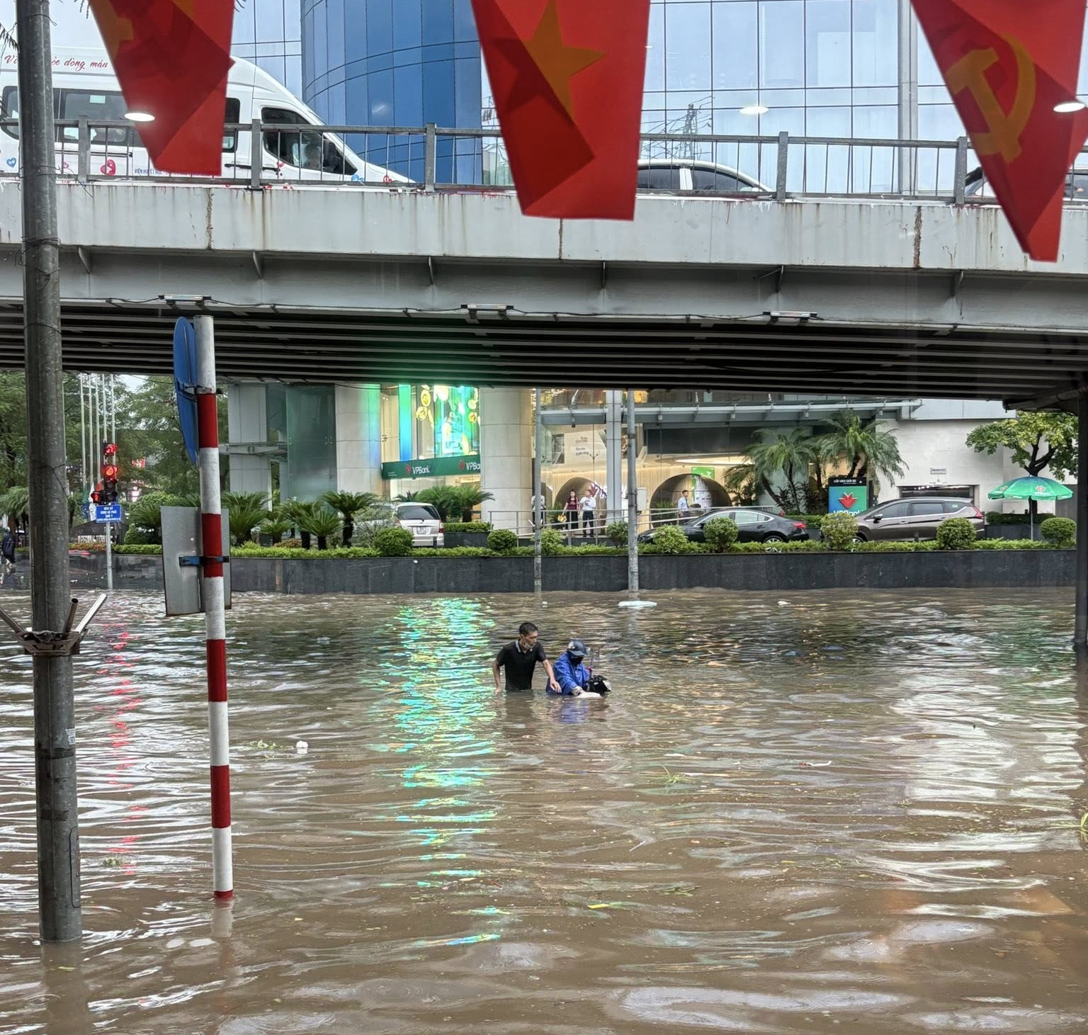Xe máy bị ngập úng trong khu vực nội đô