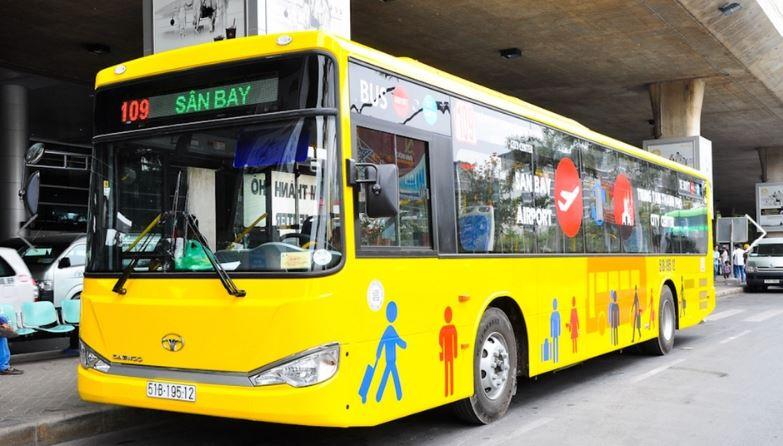 Hành khách chờ bus tại bến