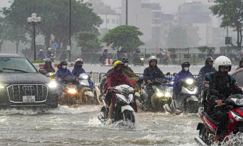 Lượng mưa kỷ lục gây áp lực thoát nước