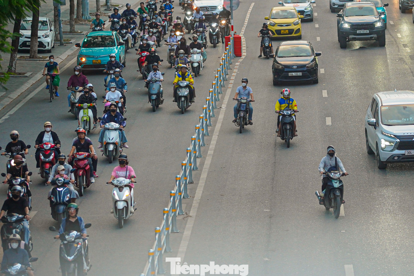 Nối đuôi nhau đi sai làn của nhiều xe máy