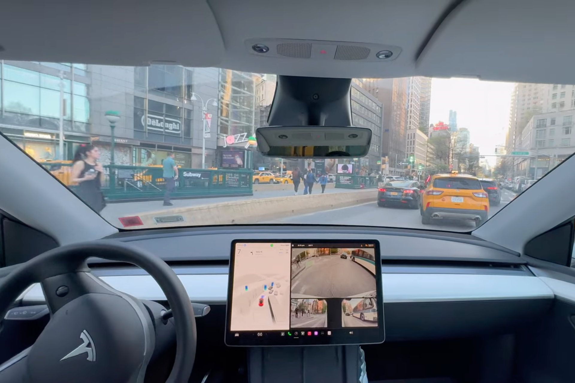 Trên Tesla, Full-Self Driving là hệ thống hỗ trợ lái tự động tiên tiến hơn Autopilot, có khả năng hoạt động trên đường đô thị.