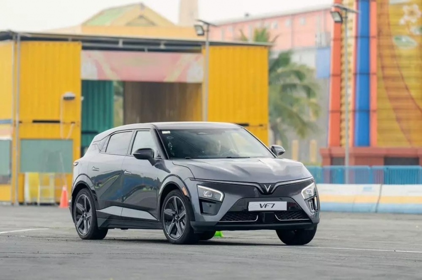 VinFast VF 7 màu trắng