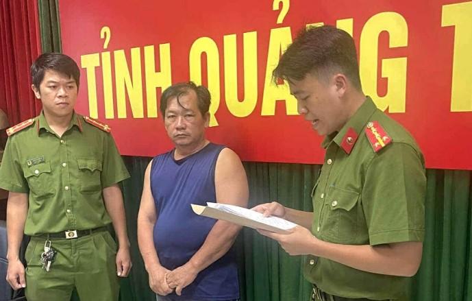 Xe tải mất lái lao vào chợ
