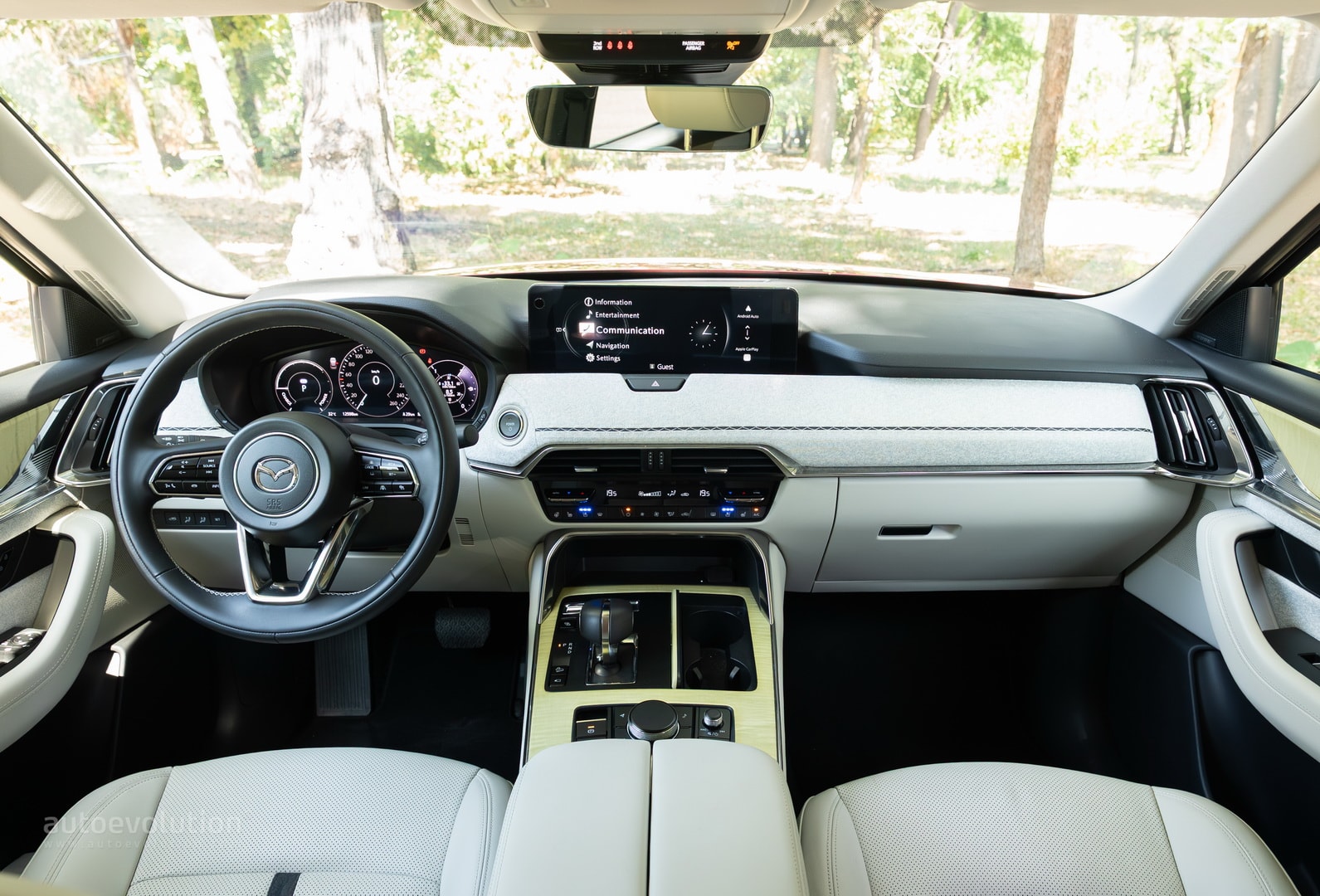 Không gian cabin Mazda CX-60 thoáng đãng và tiện nghi