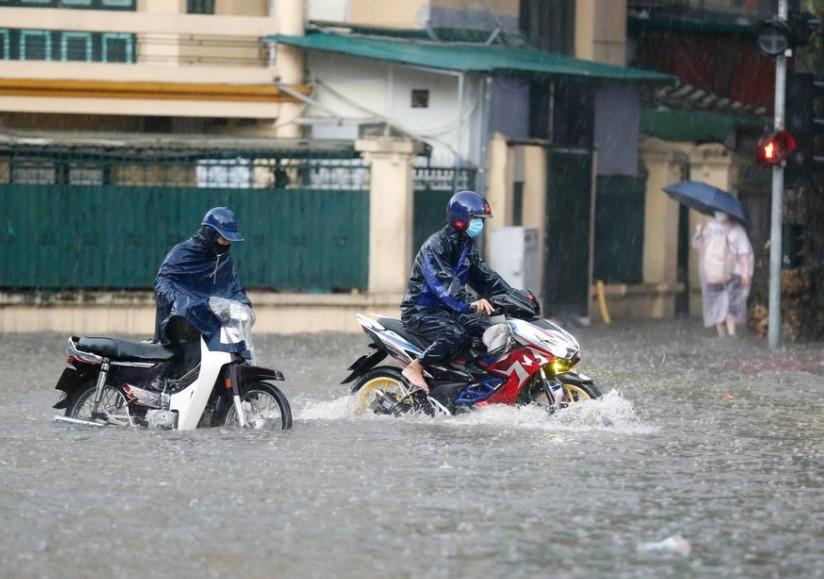 Người dân gia cố nhà cửa chống bão