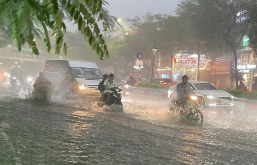 Hà Nội ngập úng ảnh hưởng giao thông