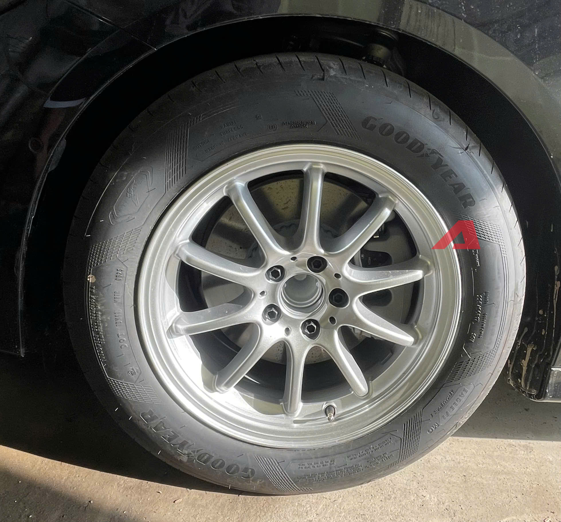Mâm xe Mercedes-Benz E 200 tiêu chuẩn có kích thước nhỏ