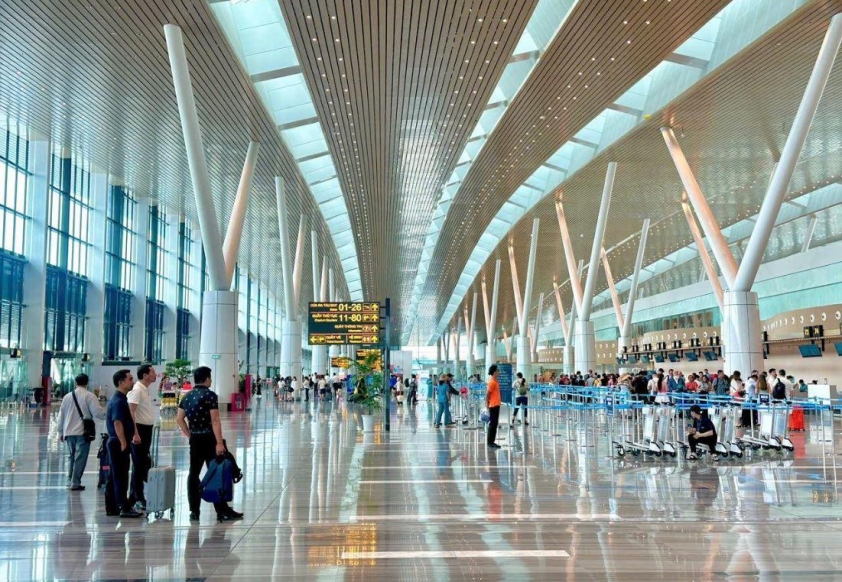 Hành khách di chuyển bằng xe buýt đến sân bay