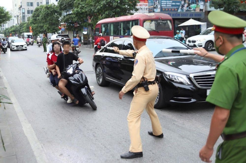 Học sinh tháo biển số xe