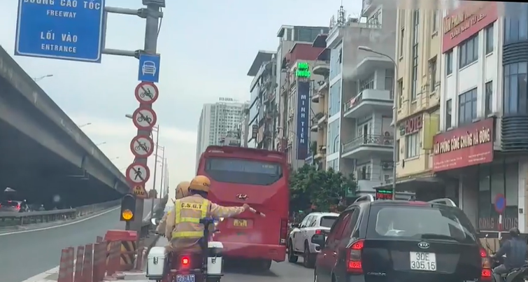 CSGT Hà Nội cùng taxi dẫn đường cho bệnh nhân co giật