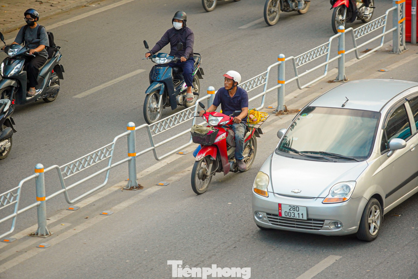Xe máy đi sai làn sau khi tổ chức giao thông lại