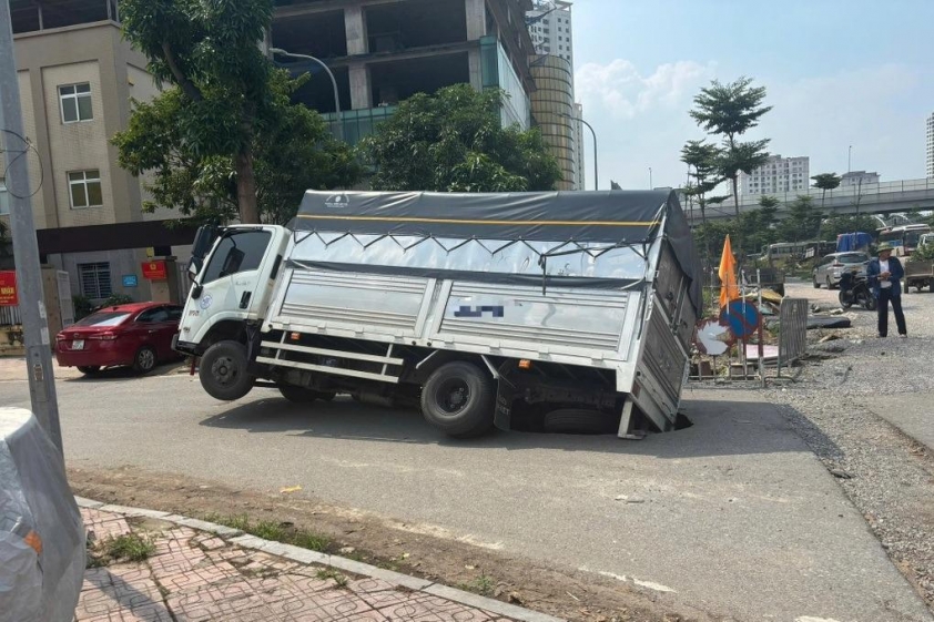 Xe tải bị sụt xuống hố sâu giữa đường