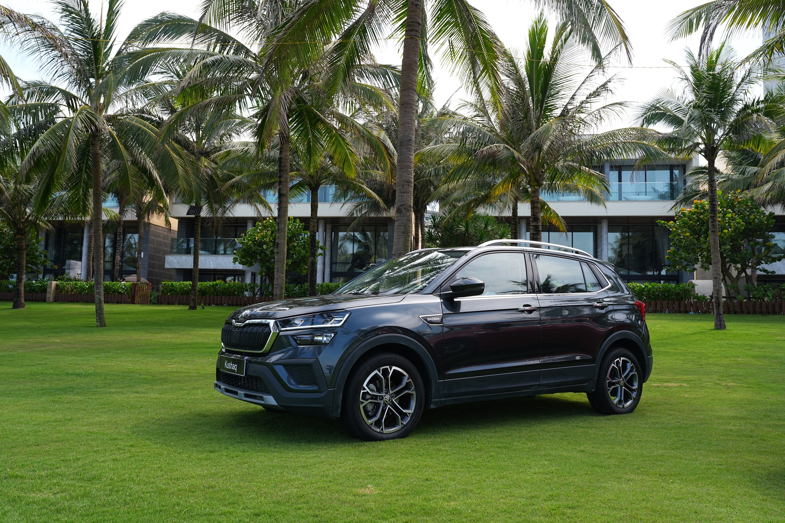 Review nhanh Skoda Kushaq: An toàn, bền dáng, lái hay, thực dụng và một điều cả phân khúc không xe nào có- Ảnh 1. Skoda Kushaq động cơ 1.0 TSI Turbo