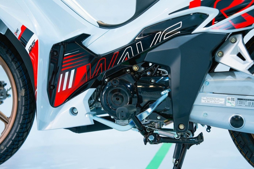 Tiện ích khóa thông minh và cổng sạc trên xe