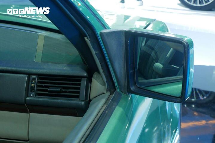 Gương bên phải nhỏ hơn trên Mercedes W124