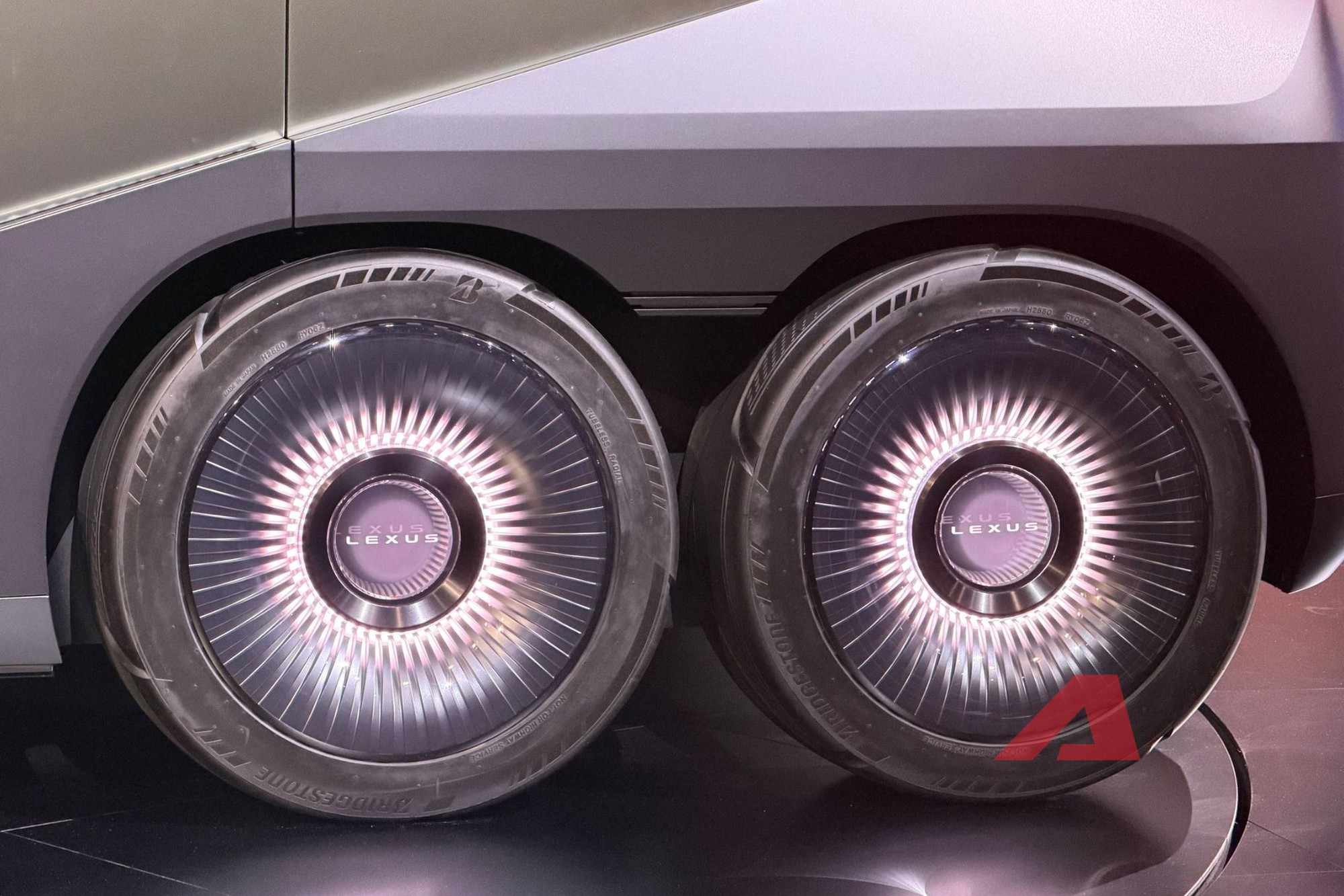 Bánh xe sau nhỏ trên Lexus LS Concept