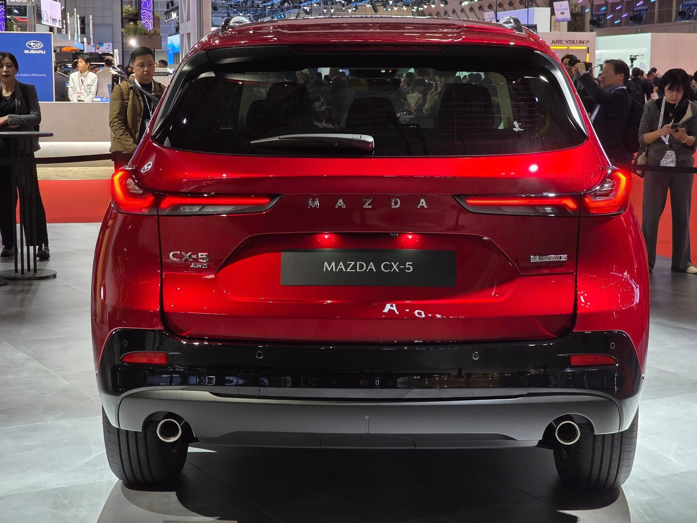 Đuôi xe Mazda CX-5 mới với đèn hậu thanh ngang và logo MAZDA