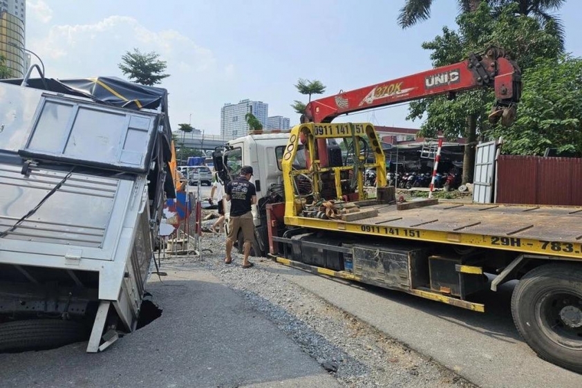 Rào tạm cảnh báo các phương tiện tránh khu vực có nhiều hố sụt