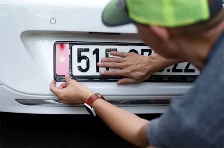 Tài xế cần tìm hiểu các trường hợp bắt buộc cấp lại hoặc cấp đổi biển số và tiến hành làm thủ tục.