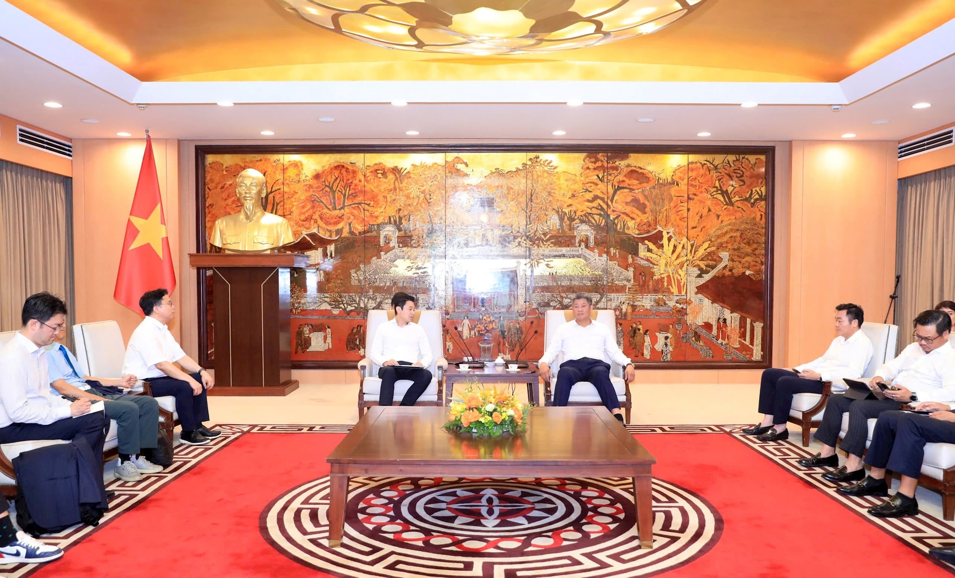 Phó Chủ tịch UBND thành phố Hà Nội trao đổi