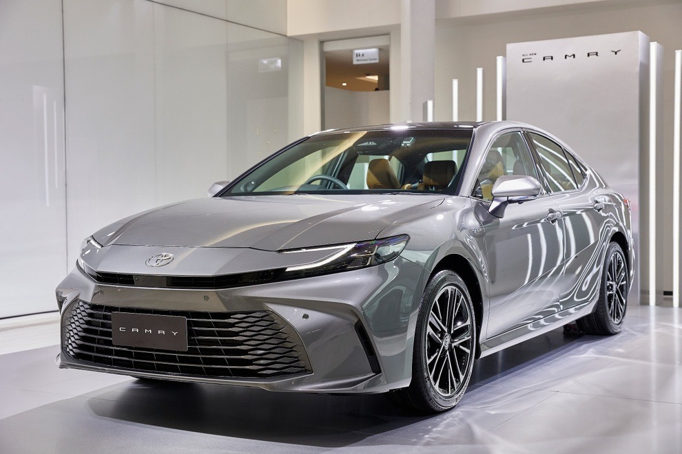 Toyota Camry giảm giá trăm triệu