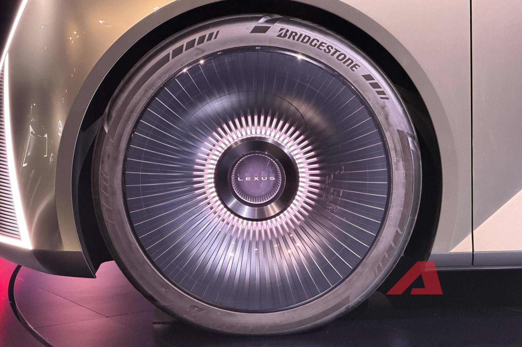 Thân xe và hệ thống bánh xe đặc biệt