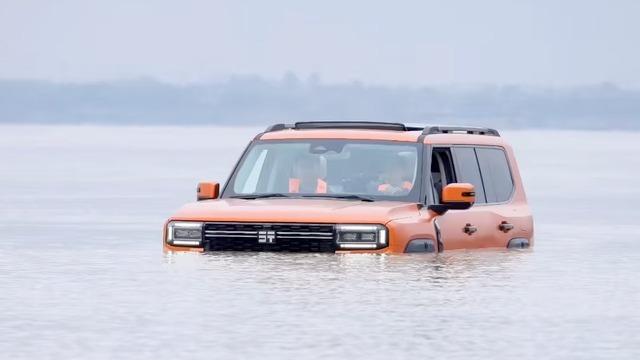 Mẫu SUV Jetour Zongheng G700 đang lội nước