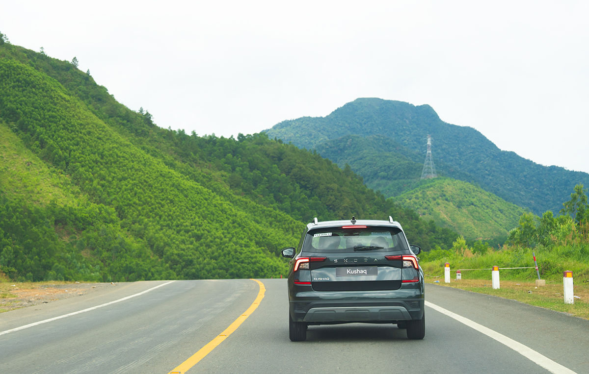 Review nhanh Skoda Kushaq: An toàn, bền dáng, lái hay, thực dụng và một điều cả phân khúc không xe nào có- Ảnh 2. Đuôi xe Kushaq tích hợp đèn LED