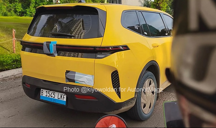 VinFast Limo Green xuất hiện trên đường phố Indonesia