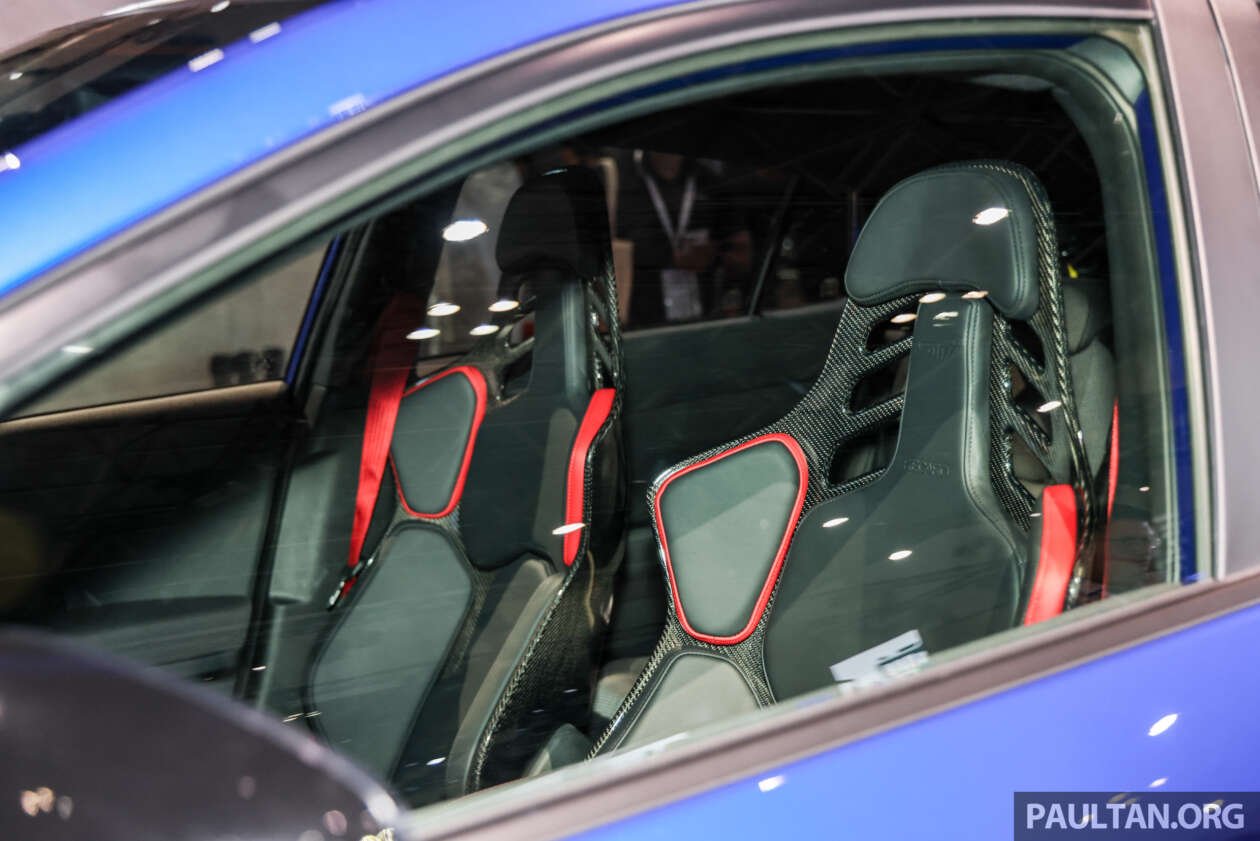 Ghế thể thao Recaro và hộp số tay 6 cấp