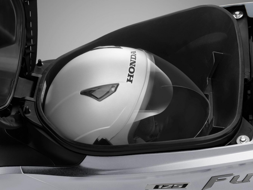 Hộc đựng đồ rộng rãi dưới yên xe Chỗ chứa đồ dưới yên xe Honda Future