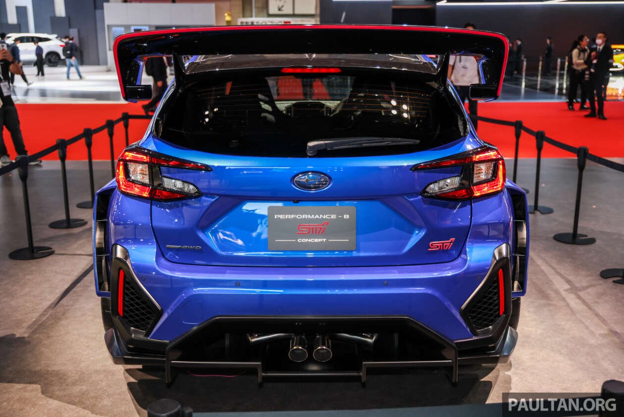 Các chi tiết màu đỏ và logo STI đặc trưng