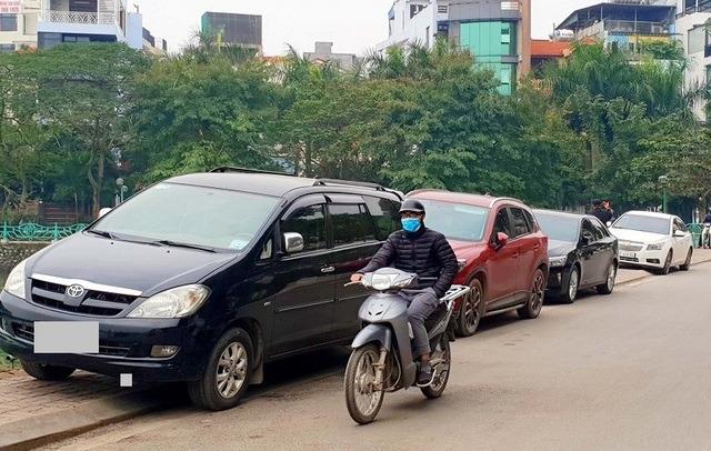 Ô tô đang đỗ kiểu chân trên chân dưới ở vỉa hè