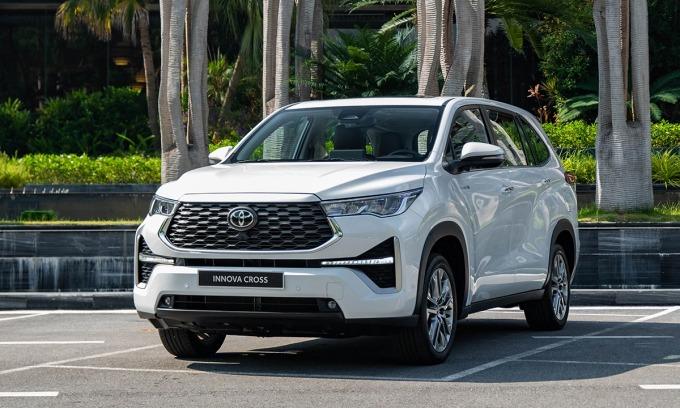 Nội thất và tiện nghi của Innova Cross