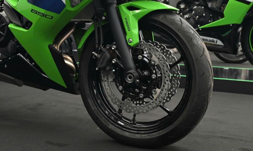 Màn hình TFT 4,3 inch của Kawasaki Ninja ZX-6R 2025