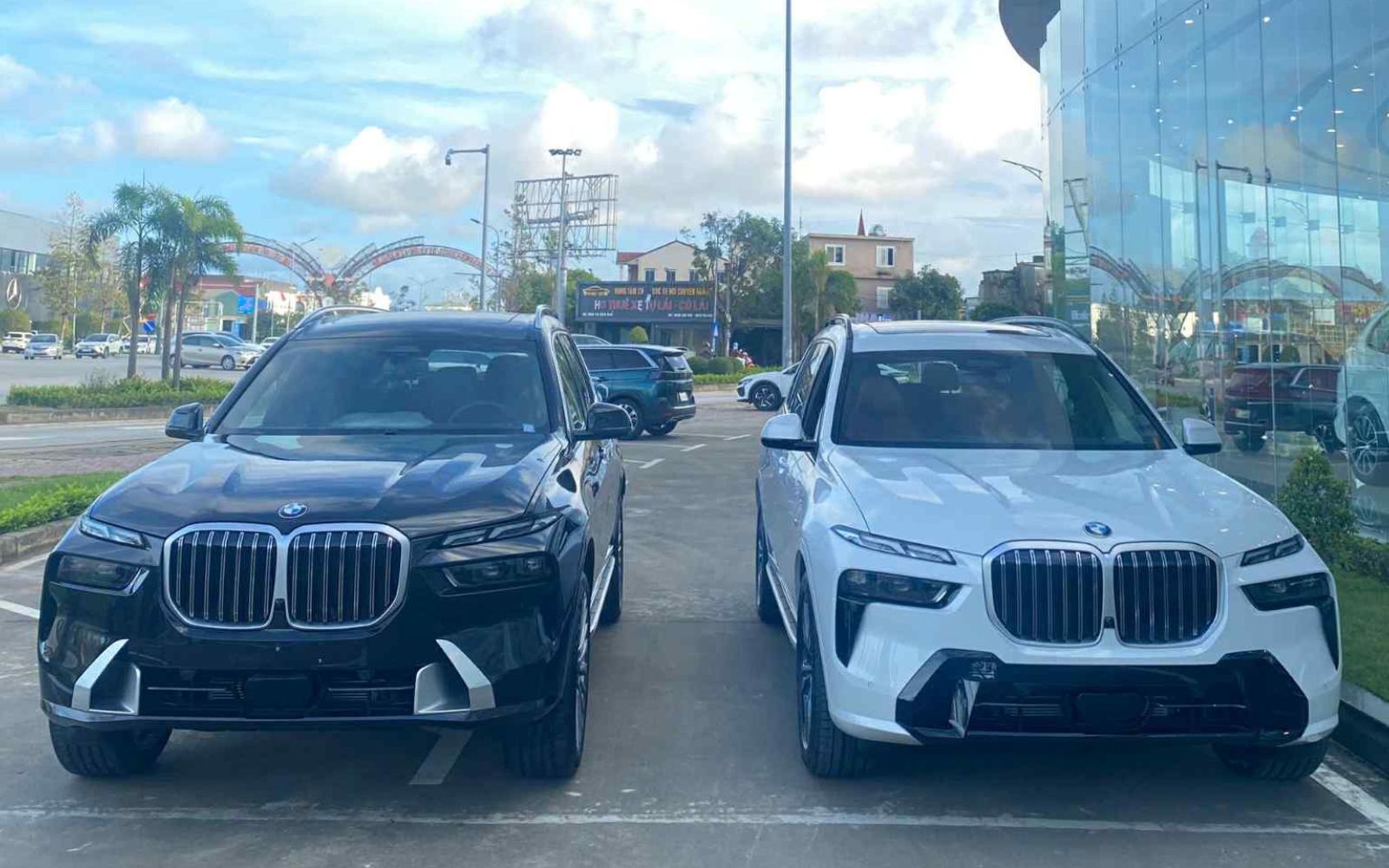 BMW X7 M Sport và Pure Excellence