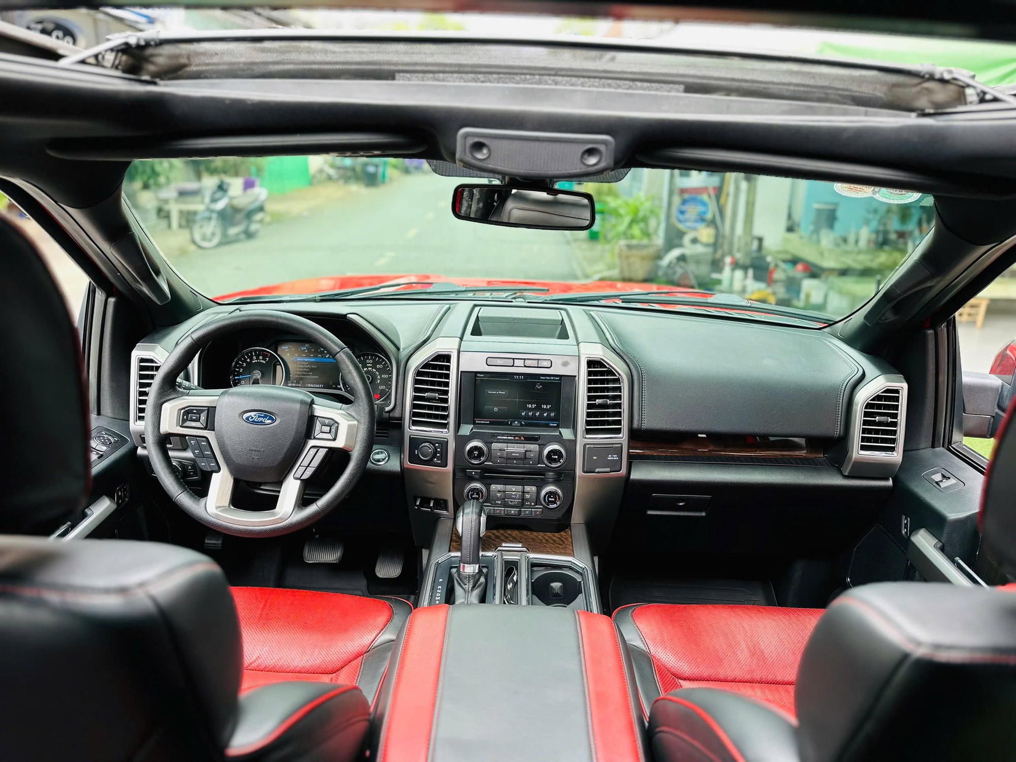 Nội thất Ford F-150 Platinum 2014 Ghế da và màn hình cảm ứng trên Ford F-150