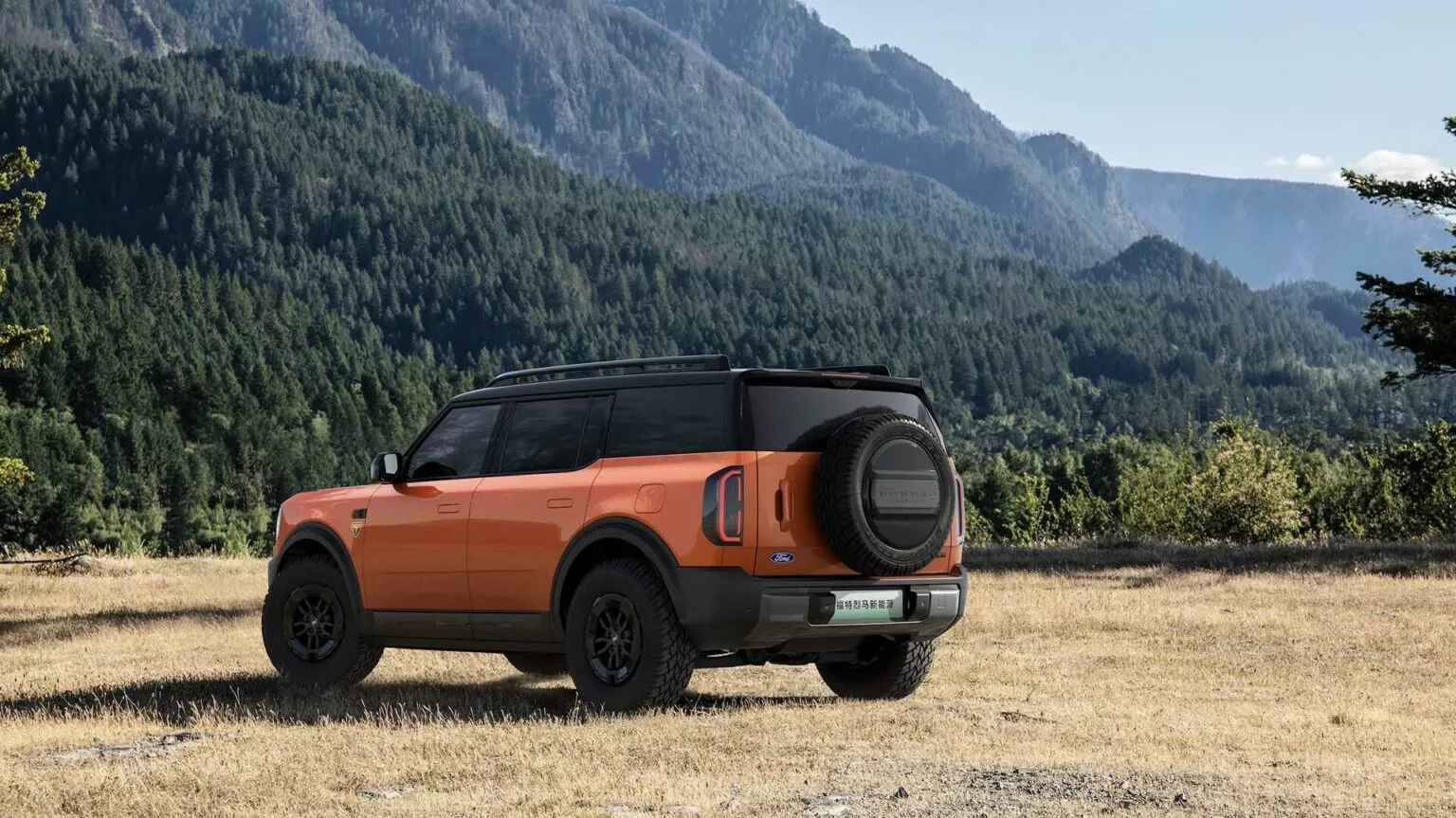 Nội thất rộng rãi, trang bị hiện đại trên Ford Bronco Basecamp