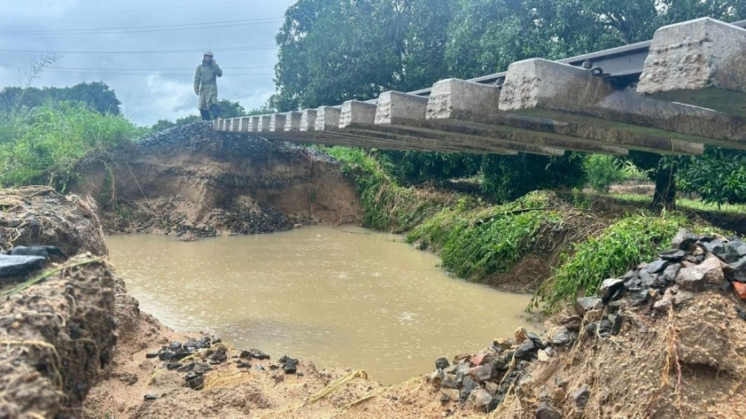 Nền đường sắt bị cuốn trôi sâu gần 10 m