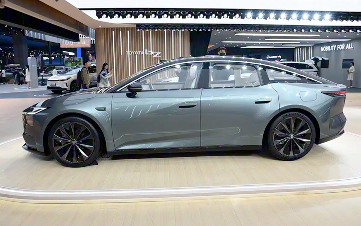 Thân xe Toyota bZ7 với đường gân ba chiều