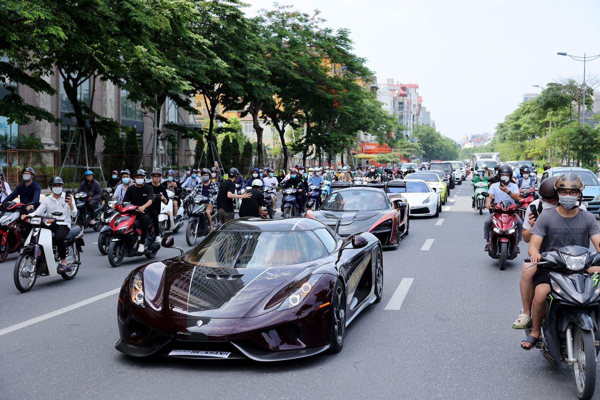 Dàn siêu xe của Mailisa diễu hành trên phố