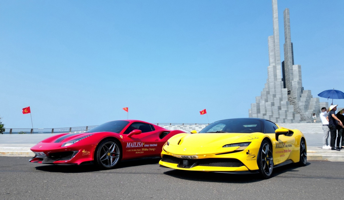 Hai siêu xe mang thương hiệu Ferrari được dán chữ Mailisa bên cánh cửa