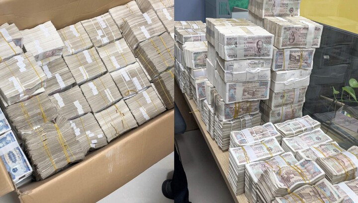 Nhân viên đại lý khiêng thùng tiền lớn