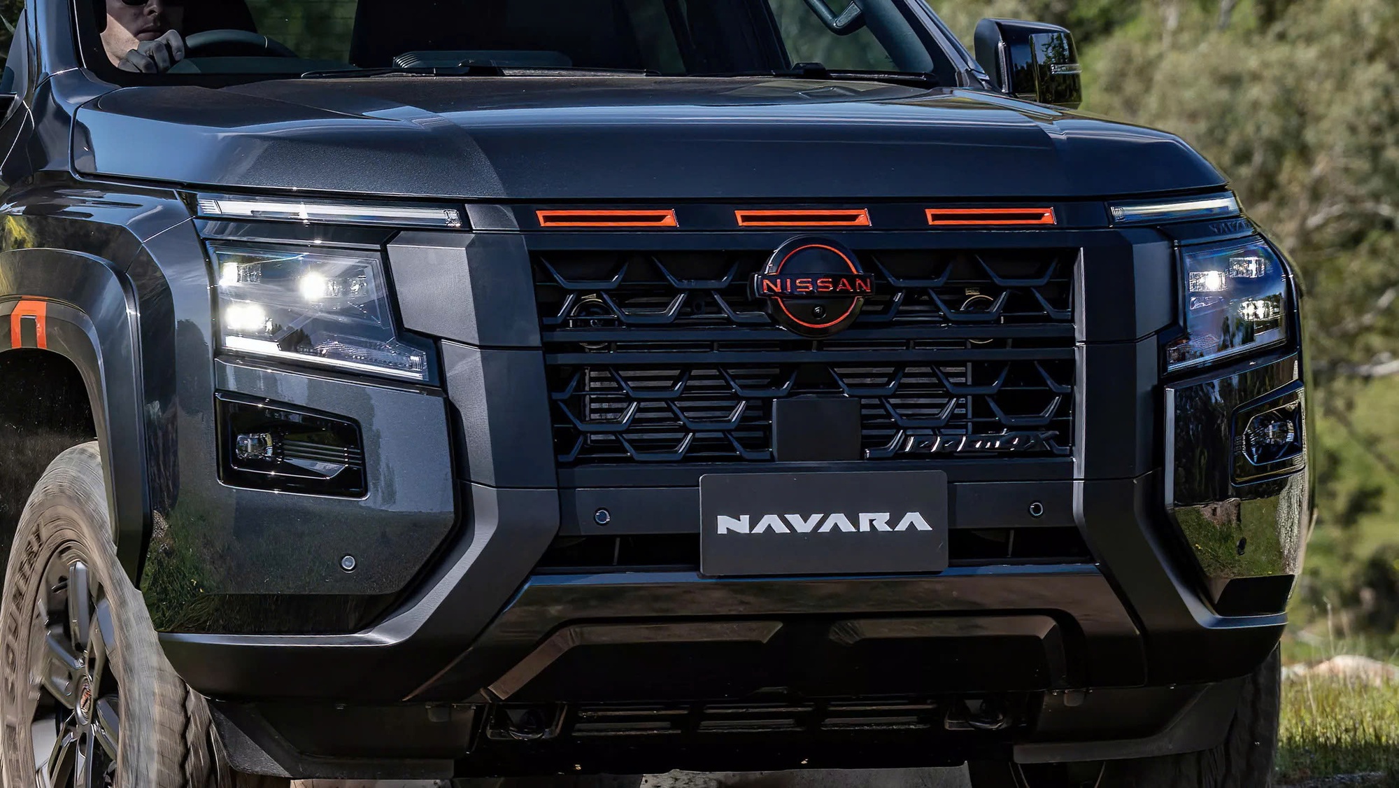 Ngoại thất bản Pro4X mạnh mẽ