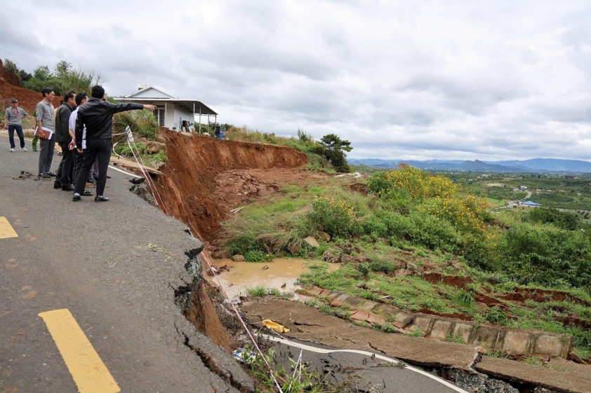 Đường nứt gãy sâu hơn 1m gây chia cắt