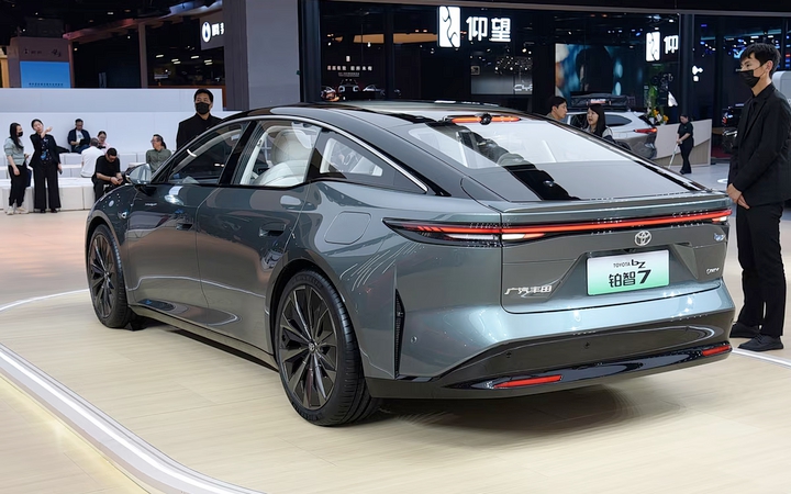 Đuôi xe Toyota bZ7 phong cách coupe